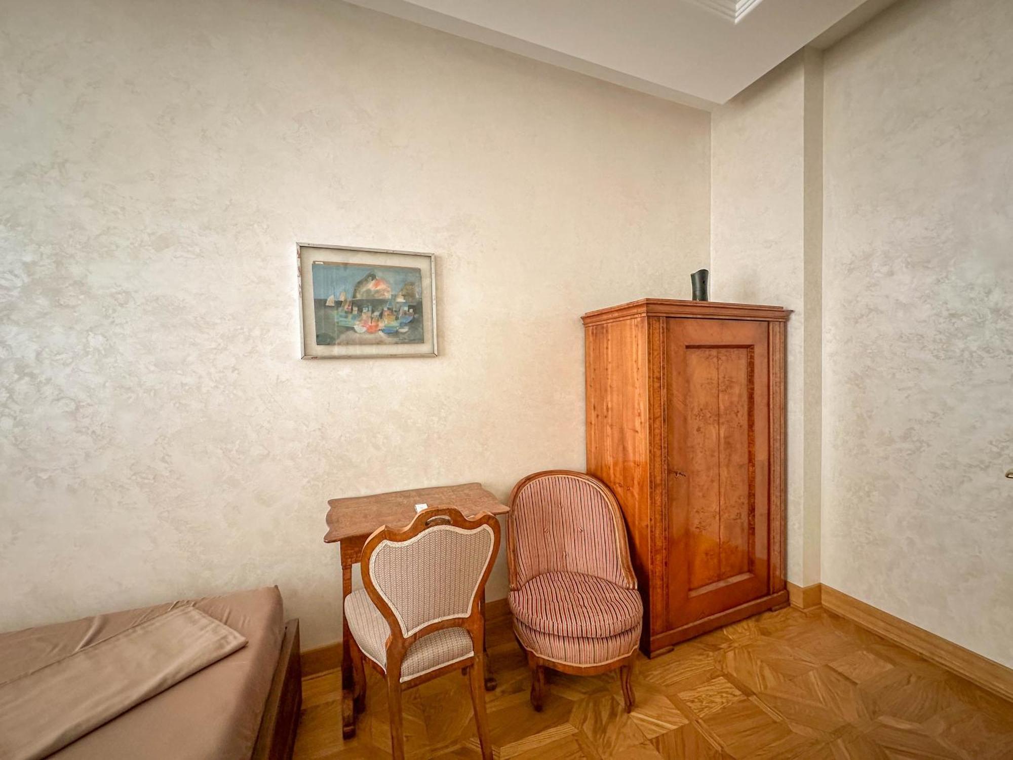 Djuras In The Center Of Apartment *